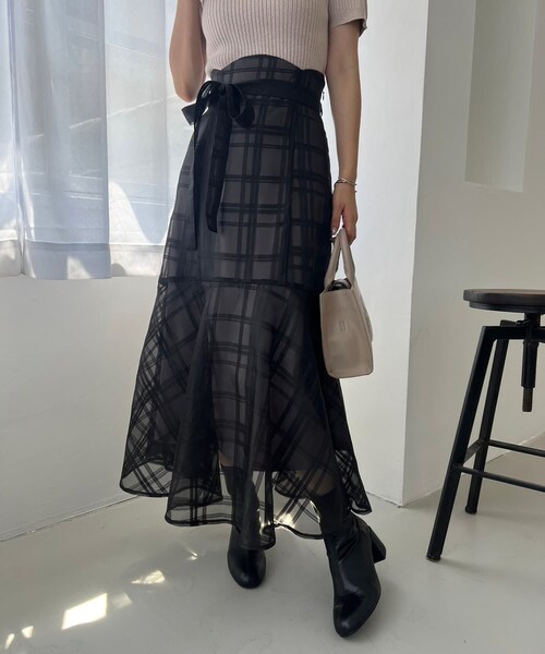 one after another NICE CLAUP(ワンアフターアナザーナイスクラップ)の「S・Mサイズ展開/リボンマーメイドスカート(スカート・レディース・ベージュ/ラベンダー/ホワイト系その他/ブラック・1/2)」の3枚目の写真