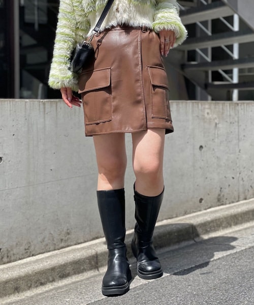 CIAOPANIC(チャオパニック)の「【23AW】フェイクレザーカーゴミニスカパン(カーゴパンツ・レディース・ブラウン/ブラック・ONE)」の1枚目の写真