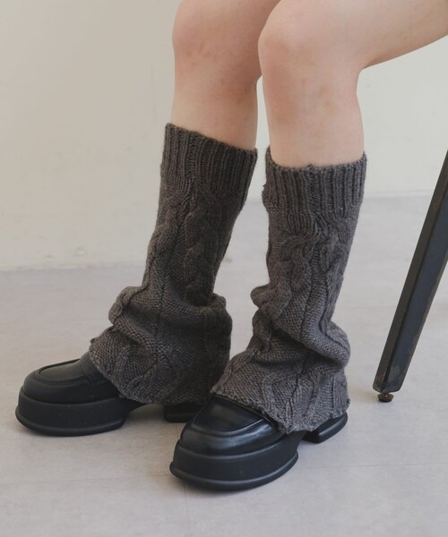 Kastane（カスタネ）の「【2023AWカタログ掲載アイテム】ケーブルニットレッグウォーマー（レッグウォーマー・レディース・アイボリー/グレー・F）」の2枚目の写真