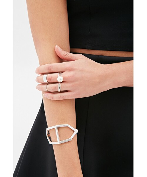 FOREVER 21(フォーエバー トゥエンティーワン)の「FOREVER 21 Faux Pearl Multi-Finger Ring(リング・レディース・Silver/cream・MED/LG/SM/MED)」の4枚目の写真
