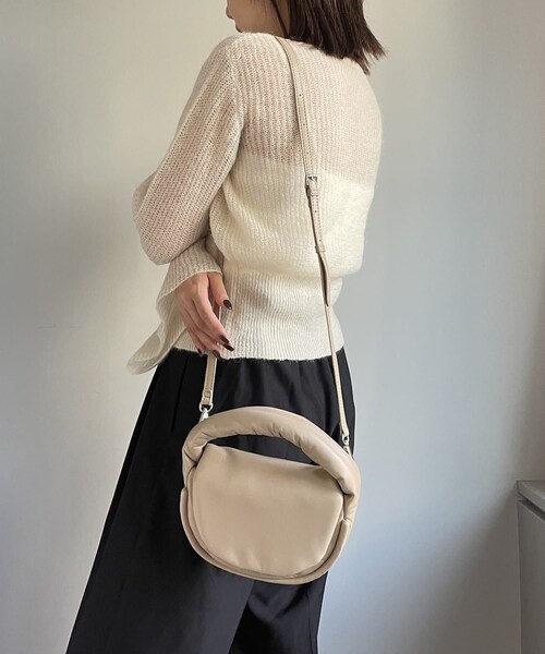 CAPRICIEUX LE'MAGE(カプリシューレマージュ)の「パフハーフムーンバッグ(ハンドバッグ・レディース・ベージュ/シルバー/ブラック・F)」の1枚目の写真