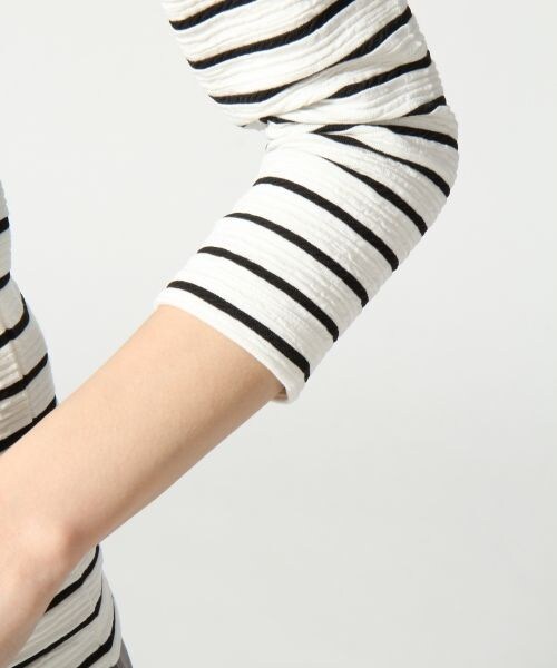 HARE（ハレ）の「リップルハイネックプルオーバー7分袖（トップス・レディース・ホワイト×ブラック/ブラック×ホワイト/ネイビー・FREE）」の8枚目の写真