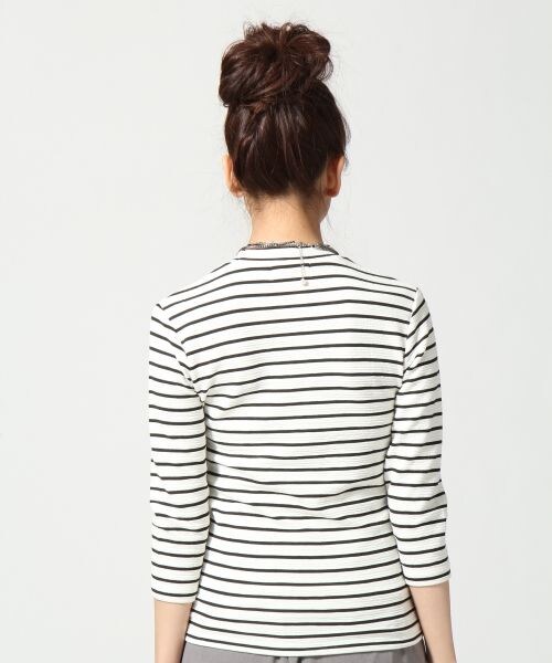 HARE（ハレ）の「リップルハイネックプルオーバー7分袖（トップス・レディース・ホワイト×ブラック/ブラック×ホワイト/ネイビー・FREE）」の5枚目の写真