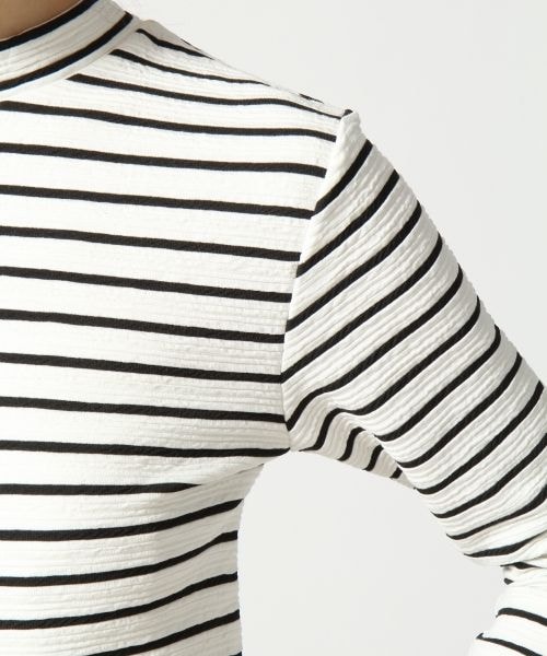 HARE（ハレ）の「リップルハイネックプルオーバー7分袖（トップス・レディース・ホワイト×ブラック/ブラック×ホワイト/ネイビー・FREE）」の7枚目の写真
