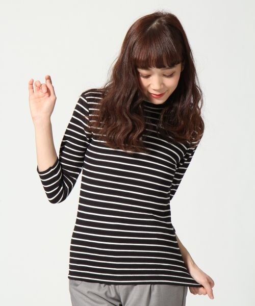 HARE（ハレ）の「リップルハイネックプルオーバー7分袖（トップス・レディース・ホワイト×ブラック/ブラック×ホワイト/ネイビー・FREE）」の2枚目の写真