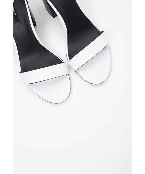 FOREVER 21(フォーエバー トゥエンティーワン)の「FOREVER 21 Ankle Strap Faux Leather Sandals(サンダル・レディース・White/Black/Pink/Periwinkle・7.5/10/6/6.5/9/8.5/5.5/7/8)」の4枚目の写真