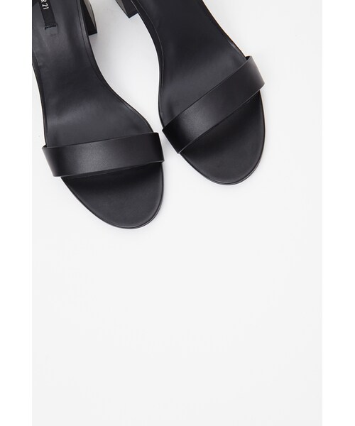 FOREVER 21(フォーエバー トゥエンティーワン)の「FOREVER 21 Ankle Strap Faux Leather Sandals(サンダル・レディース・White/Black/Pink/Periwinkle・7.5/10/6/6.5/9/8.5/5.5/7/8)」の2枚目の写真