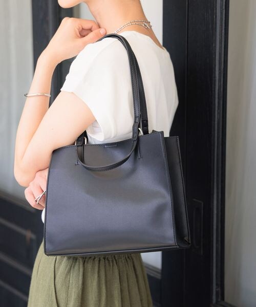 LEPSIM（レプシィム）の「フェイクレザー3WAYバッグ（バッグ・アイボリー08/ブラック09/グレージュ51/ライトブラウン57・ONE SIZE）」の9枚目の写真