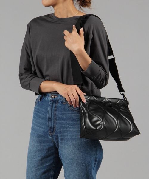 LEPSIM（レプシィム）の「キルティングクラッチ（バッグ・ブラック09/シルバー19・ONE SIZE）」の3枚目の写真