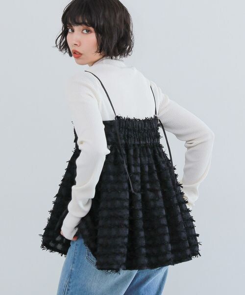 PAGEBOY(ページボーイ)の「フェザーペプラムキャミ(トップス・オフホワイト05/ブラック09・F)」の5枚目の写真