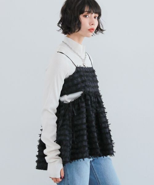 PAGEBOY(ページボーイ)の「フェザーペプラムキャミ(トップス・オフホワイト05/ブラック09・F)」の4枚目の写真