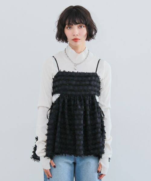 PAGEBOY(ページボーイ)の「フェザーペプラムキャミ(トップス・オフホワイト05/ブラック09・F)」の11枚目の写真
