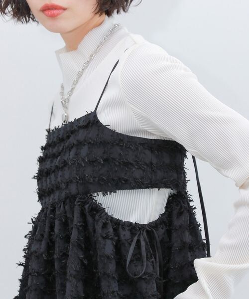 PAGEBOY(ページボーイ)の「フェザーペプラムキャミ(トップス・オフホワイト05/ブラック09・F)」の16枚目の写真