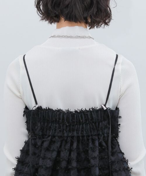 PAGEBOY(ページボーイ)の「フェザーペプラムキャミ(トップス・オフホワイト05/ブラック09・F)」の14枚目の写真