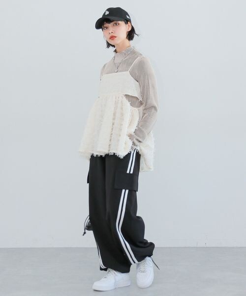 PAGEBOY(ページボーイ)の「フェザーペプラムキャミ(トップス・オフホワイト05/ブラック09・F)」の10枚目の写真