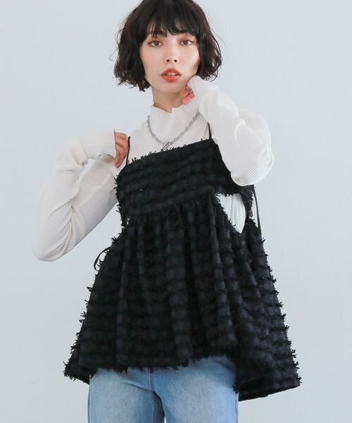 PAGEBOY(ページボーイ)の「フェザーペプラムキャミ(トップス・オフホワイト05/ブラック09・F)」の3枚目の写真