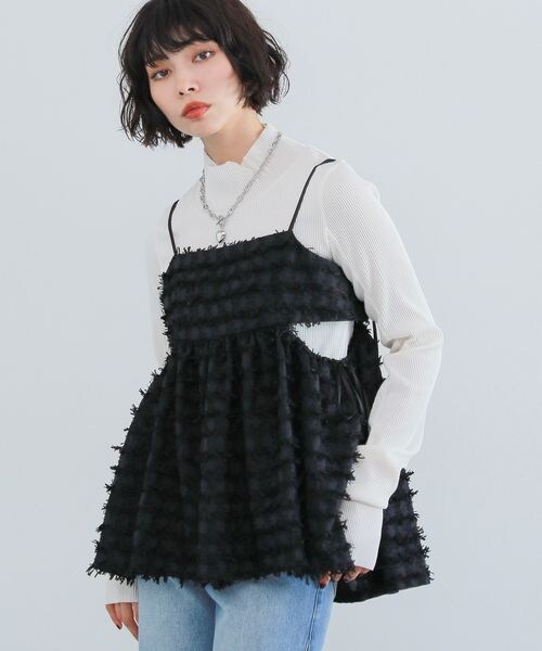 PAGEBOY(ページボーイ)の「フェザーペプラムキャミ(トップス・オフホワイト05/ブラック09・F)」の2枚目の写真