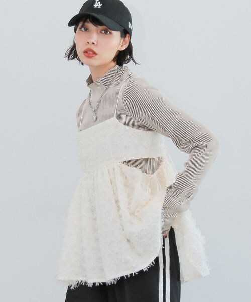 PAGEBOY(ページボーイ)の「フェザーペプラムキャミ(トップス・オフホワイト05/ブラック09・F)」の7枚目の写真