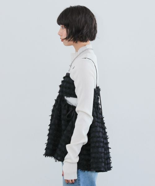 PAGEBOY(ページボーイ)の「フェザーペプラムキャミ(トップス・オフホワイト05/ブラック09・F)」の12枚目の写真