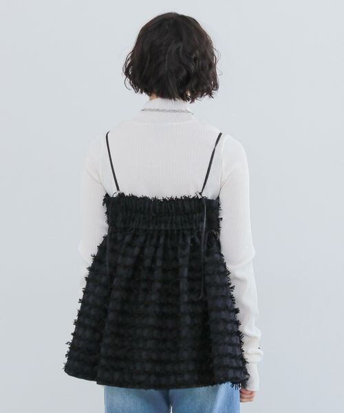 PAGEBOY(ページボーイ)の「フェザーペプラムキャミ(トップス・オフホワイト05/ブラック09・F)」の13枚目の写真