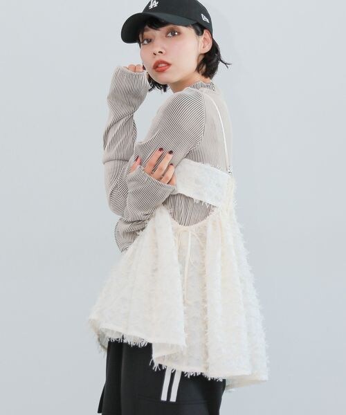 PAGEBOY(ページボーイ)の「フェザーペプラムキャミ(トップス・オフホワイト05/ブラック09・F)」の8枚目の写真