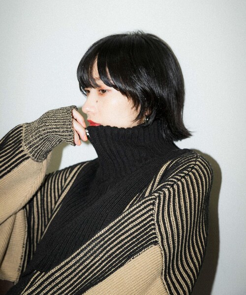 KBF（ケイビーエフ）の「レイヤードハーフZIPニット（トップス・レディース・IVO×BLUE/BLACK/GRAY×ORG・one）」の4枚目の写真