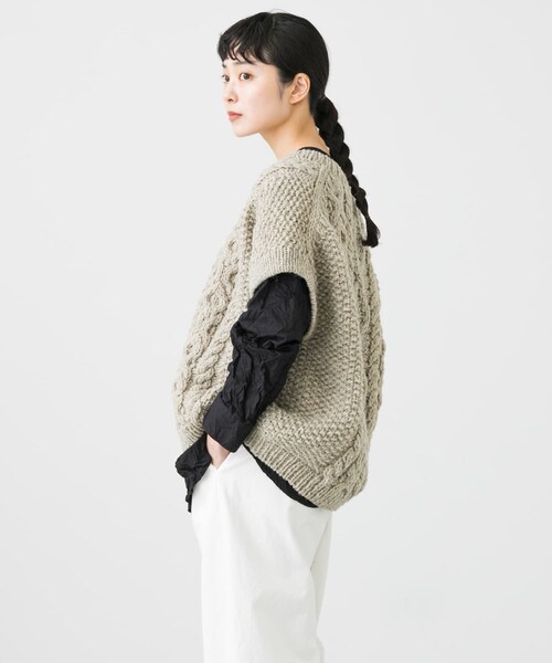 かぐれ　ペルーアランクルーネックベスト　グレージュ かぐれ（カグレ）の「ペルーアランクルーネックベスト（）」 - WEAR