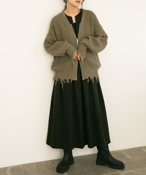 KBF（ケイビーエフ）の「キーネックBIGプリーツジャンパースカート（ワンピース/ドレス・レディース・BEIGE/BLACK/CHARCOAL・36/38）」の5枚目の写真