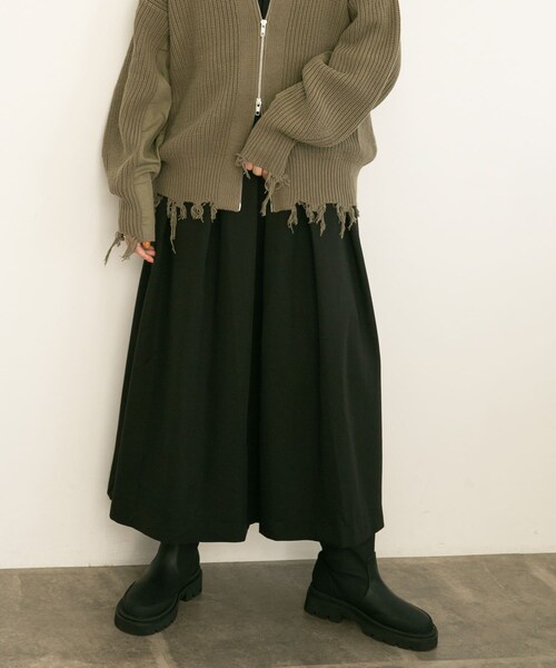 KBF（ケイビーエフ）の「キーネックBIGプリーツジャンパースカート（ワンピース/ドレス・レディース・BEIGE/BLACK/CHARCOAL・36/38）」の2枚目の写真