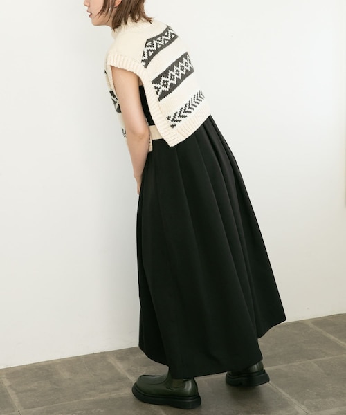 KBF（ケイビーエフ）の「キーネックBIGプリーツジャンパースカート（ワンピース/ドレス・レディース・BEIGE/BLACK/CHARCOAL・36/38）」の14枚目の写真