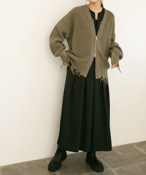 KBF（ケイビーエフ）の「キーネックBIGプリーツジャンパースカート（ワンピース/ドレス・レディース・BEIGE/BLACK/CHARCOAL・36/38）」の3枚目の写真