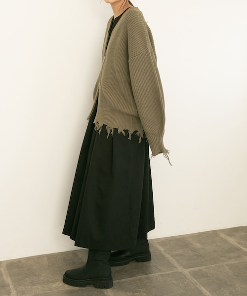 KBF（ケイビーエフ）の「キーネックBIGプリーツジャンパースカート（ワンピース/ドレス・レディース・BEIGE/BLACK/CHARCOAL・36/38）」の4枚目の写真