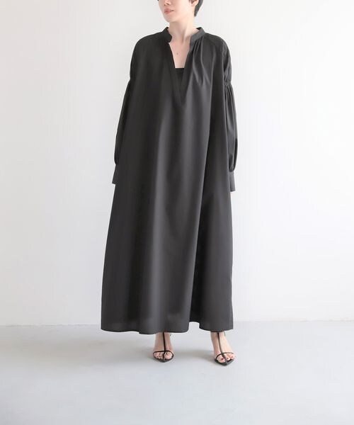 LEPSIM（レプシィム）の「袖シャーリングワンピース（ワンピース/ドレス・レディース・ブラック09/ベージュ52/グリーン75・FREE SIZE）」の4枚目の写真