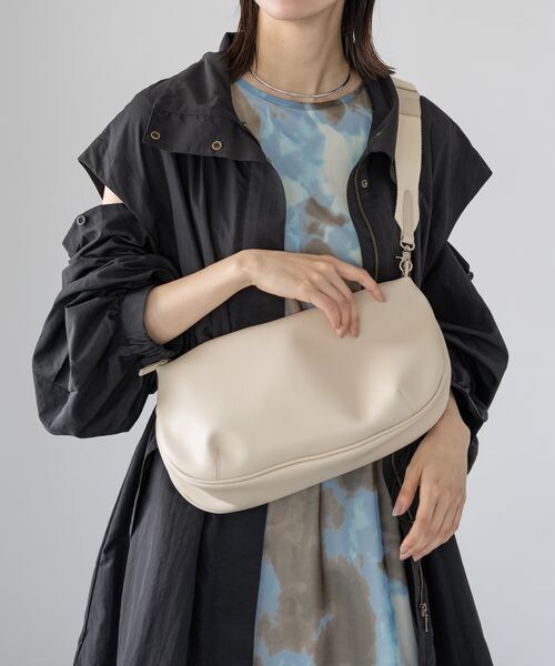 LEPSIM（レプシィム）の「クロワッサン2WAYバッグ（バッグ・アイボリー08/ブラック09/キャメル53・ONE SIZE）」の10枚目の写真