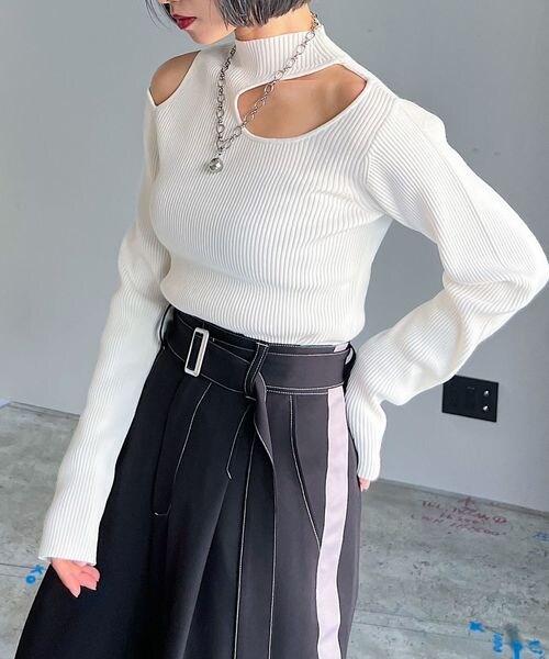 PAGEBOY(ページボーイ)の「ピッタミニカットアウトTOPS(トップス・オフホワイト05/ブラック09/ブルー85・F)」の5枚目の写真