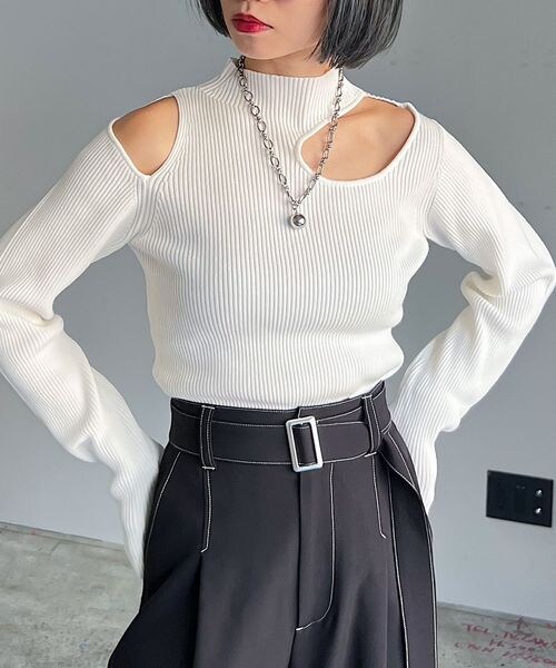 PAGEBOY(ページボーイ)の「ピッタミニカットアウトTOPS(トップス・オフホワイト05/ブラック09/ブルー85・F)」の1枚目の写真