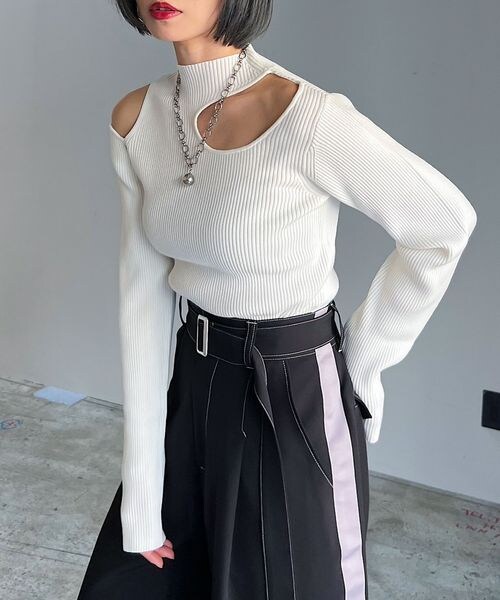 PAGEBOY(ページボーイ)の「ピッタミニカットアウトTOPS(トップス・オフホワイト05/ブラック09/ブルー85・F)」の4枚目の写真