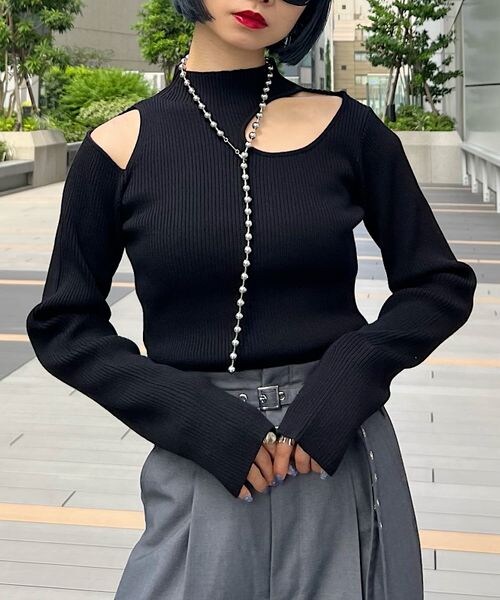 PAGEBOY(ページボーイ)の「ピッタミニカットアウトTOPS(トップス・オフホワイト05/ブラック09/ブルー85・F)」の2枚目の写真