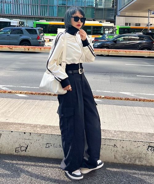 PAGEBOY（ページボーイ）の「ラメラインショートトラックジャケット（ジャケット/アウター・ホワイト×ブラックラメライン05/ブラック×ホワイトラメライン09・F）」の9枚目の写真