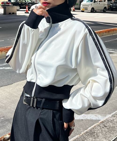 PAGEBOY（ページボーイ）の「ラメラインショートトラックジャケット（ジャケット/アウター・ホワイト×ブラックラメライン05/ブラック×ホワイトラメライン09・F）」の3枚目の写真