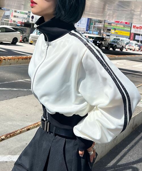 PAGEBOY（ページボーイ）の「ラメラインショートトラックジャケット（ジャケット/アウター・ホワイト×ブラックラメライン05/ブラック×ホワイトラメライン09・F）」の4枚目の写真