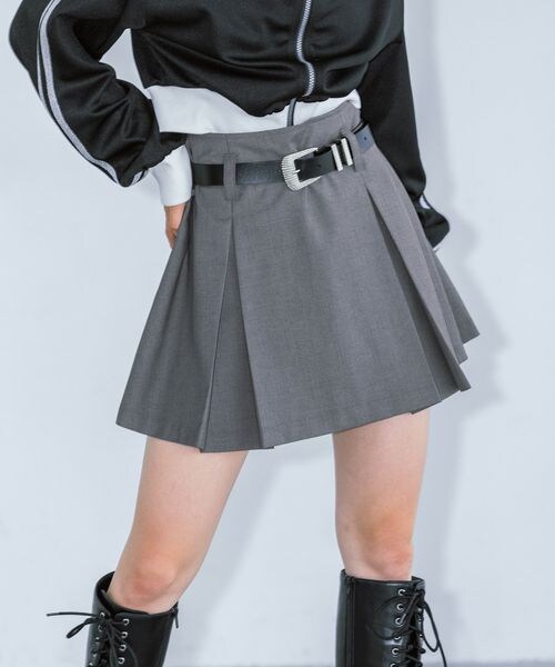 PAGEBOY(ページボーイ)の「プリーツフレアショートパンツ(パンツ・ブラック09/チャコールグレー18・F)」の2枚目の写真