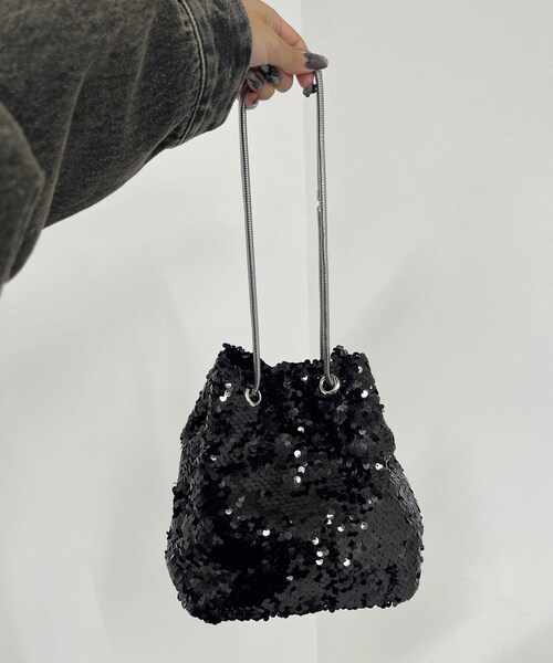 WHO'S WHO gallery(フーズフーギャラリー)の「スパンコール巾着(バッグ・レディース・シルバー/ブラック/シルバーその他1・F)」の2枚目の写真