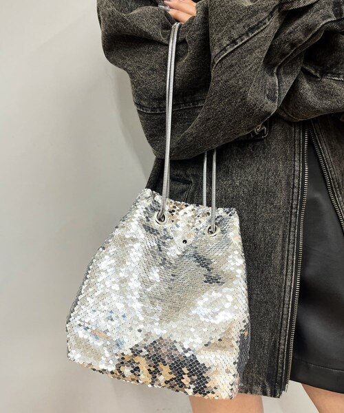 WHO'S WHO gallery(フーズフーギャラリー)の「スパンコール巾着(バッグ・レディース・シルバー/ブラック/シルバーその他1・F)」の1枚目の写真