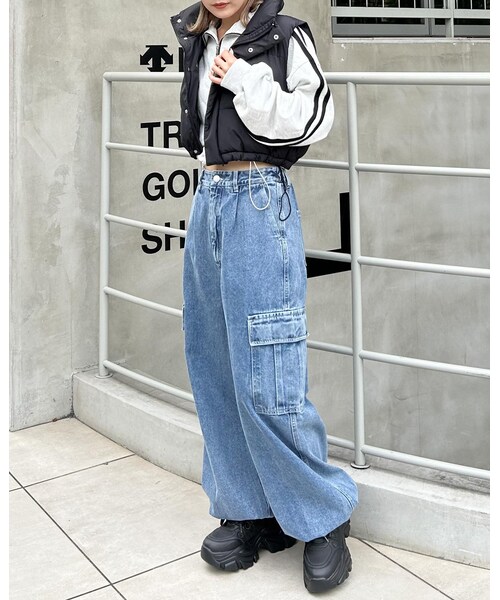 INGNI（イング）の「【秋の新作】【WEB先行】クロップド丈中綿ベスト（ジャケット/アウター・レディース・ｵﾌﾎﾜｲﾄ/ｸﾛ・M）」の2枚目の写真