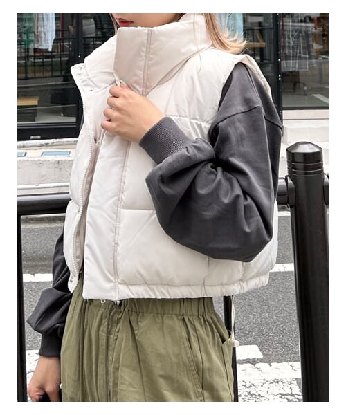 INGNI（イング）の「【秋の新作】【WEB先行】クロップド丈中綿ベスト（ジャケット/アウター・レディース・ｵﾌﾎﾜｲﾄ/ｸﾛ・M）」の7枚目の写真