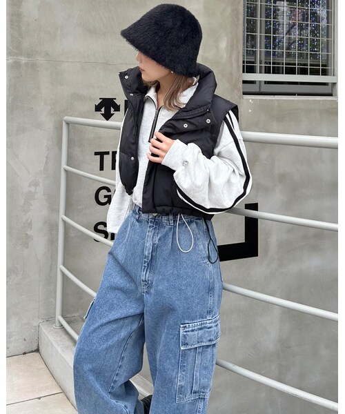 INGNI（イング）の「【秋の新作】【WEB先行】クロップド丈中綿ベスト（ジャケット/アウター・レディース・ｵﾌﾎﾜｲﾄ/ｸﾛ・M）」の4枚目の写真