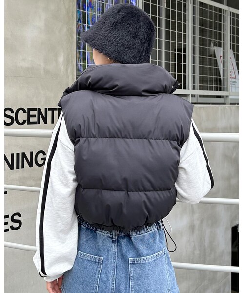 INGNI（イング）の「【秋の新作】【WEB先行】クロップド丈中綿ベスト（ジャケット/アウター・レディース・ｵﾌﾎﾜｲﾄ/ｸﾛ・M）」の3枚目の写真