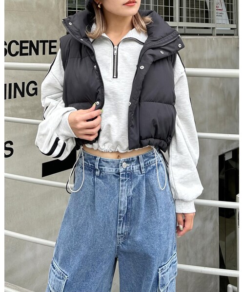 INGNI（イング）の「【秋の新作】【WEB先行】クロップド丈中綿ベスト（ジャケット/アウター・レディース・ｵﾌﾎﾜｲﾄ/ｸﾛ・M）」の5枚目の写真