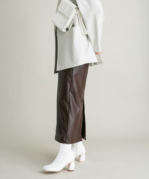 KBF(ケイビーエフ)の「フェイクレザーハイウエストタイトスカート(スカート・レディース・BLACK/BROWN・36/38)」の21枚目の写真